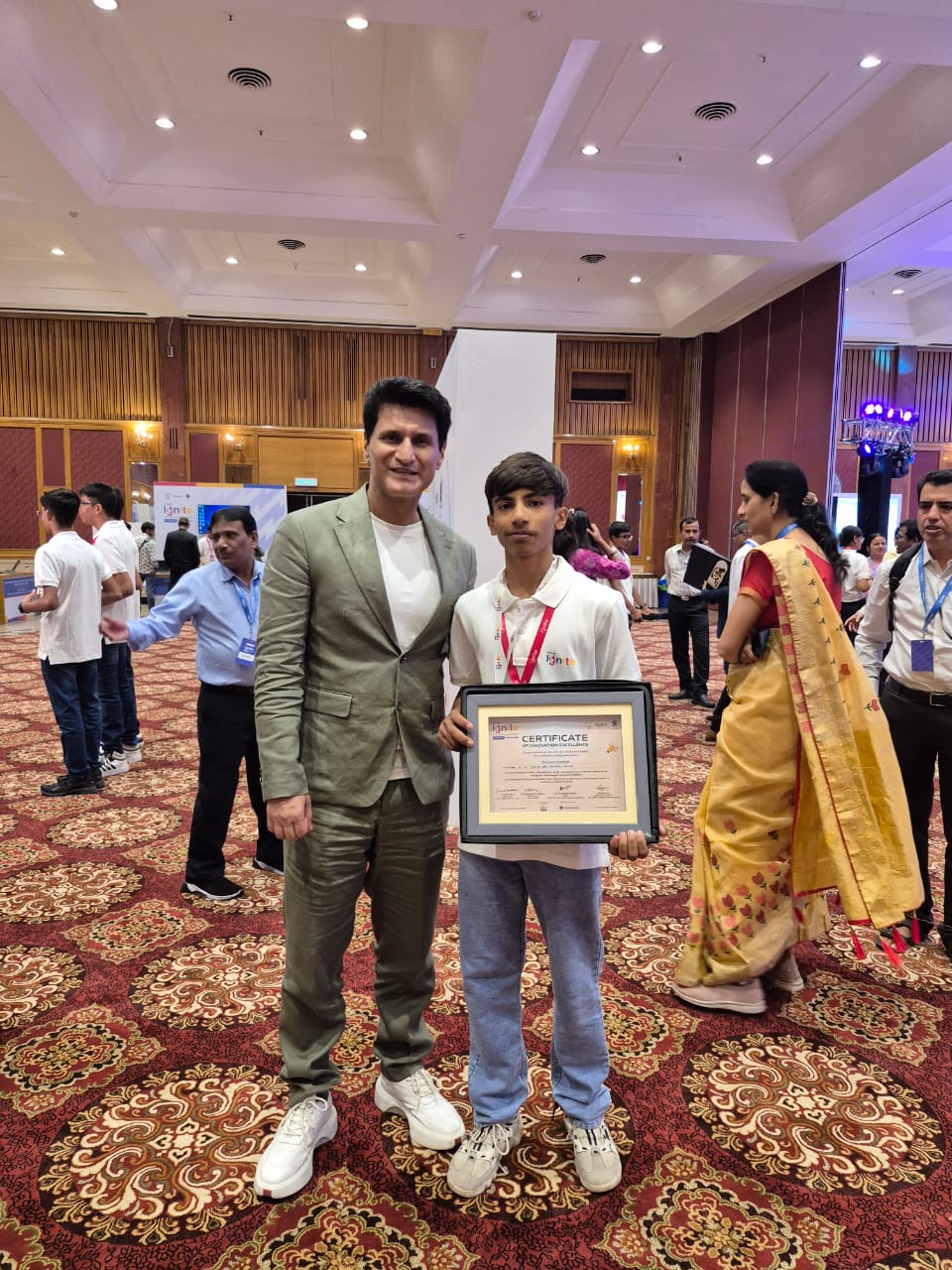 Nilesh Kumar Saini meeting with Rajiv Makhni renowned tech journalist at Vivo Ignite National Science Fair 2025 event